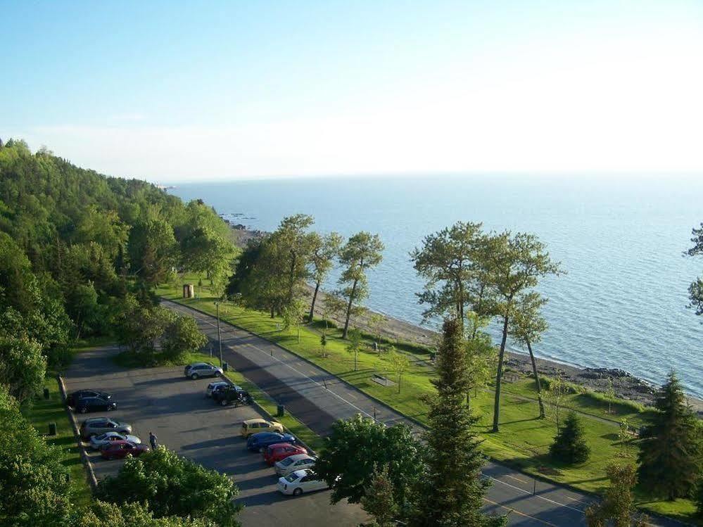 Auberge De La Pointe Ривьер-дю-Лу Экстерьер фото